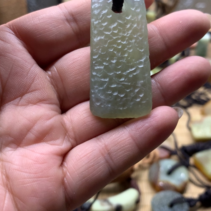 蛇纹石玉颈饰未镶嵌