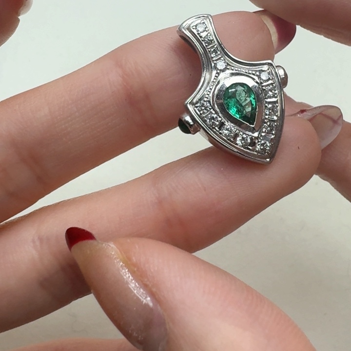 祖母绿颈饰未镶嵌