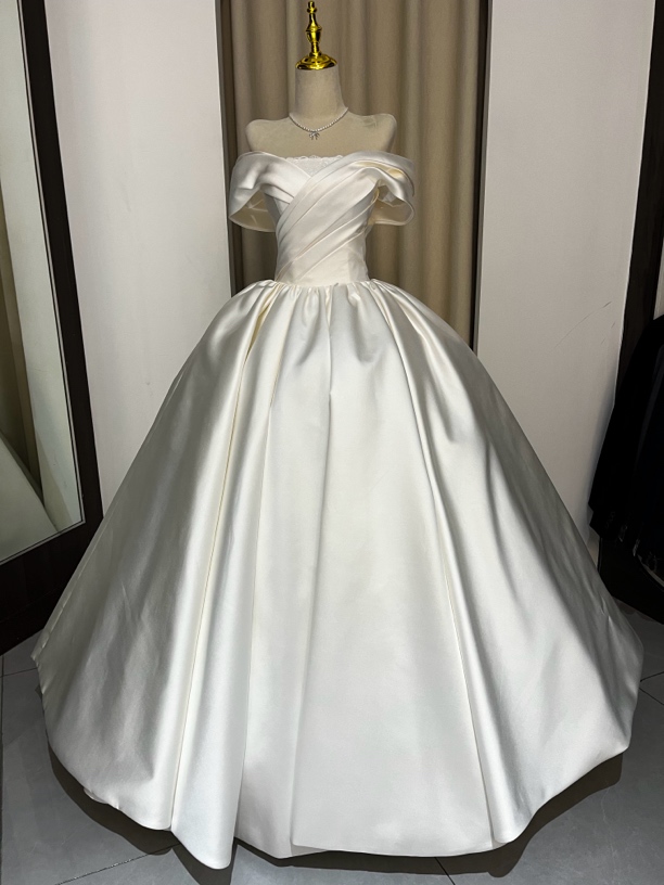 缎面一字肩婚纱2025新款简约气质优雅抓褶设计显高显瘦