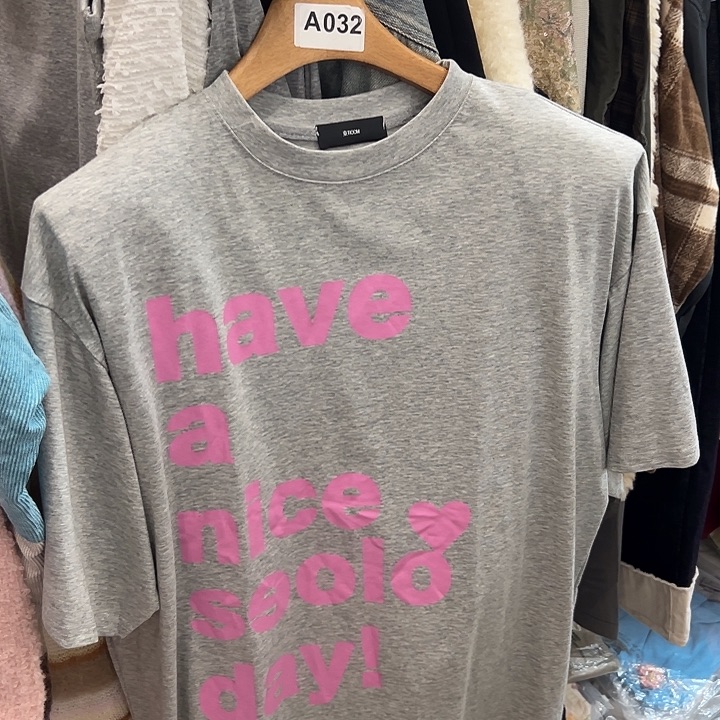今天新款 粉色字母 灰色垫肩大T