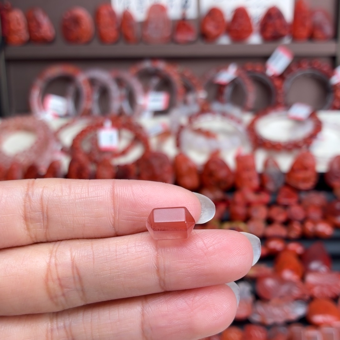 南红玛瑙未镶嵌颈饰六棱珠12*8