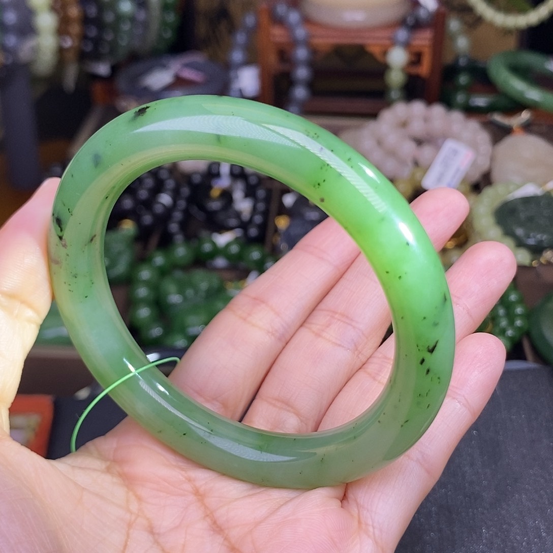 和田玉未镶嵌56 碧玉乌兰海猕猴桃胖圆条手镯清货价