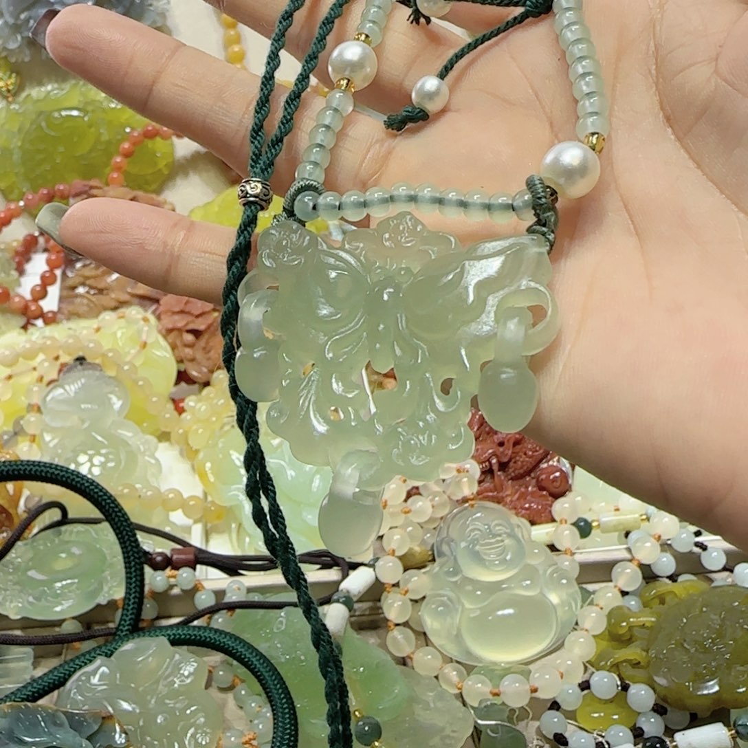 未镶嵌蛇纹石玉吊坠