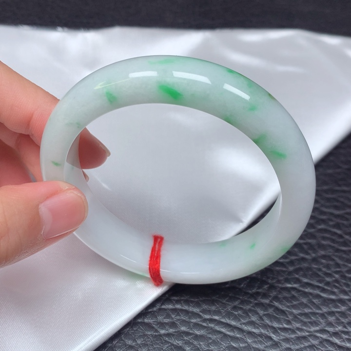 翡翠手镯未镶嵌。