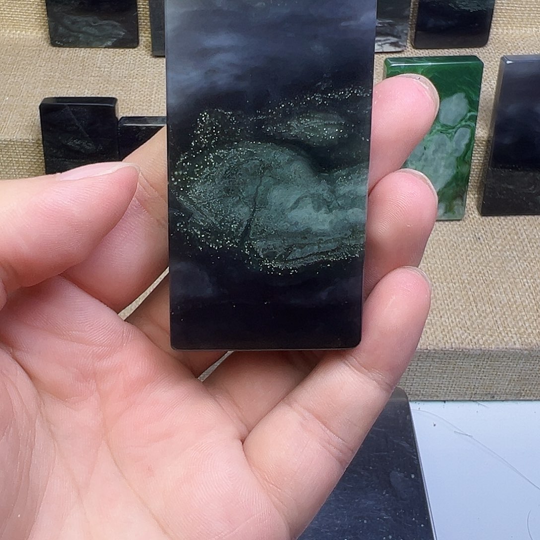 未镶嵌和田玉珠宝半成品有瑕