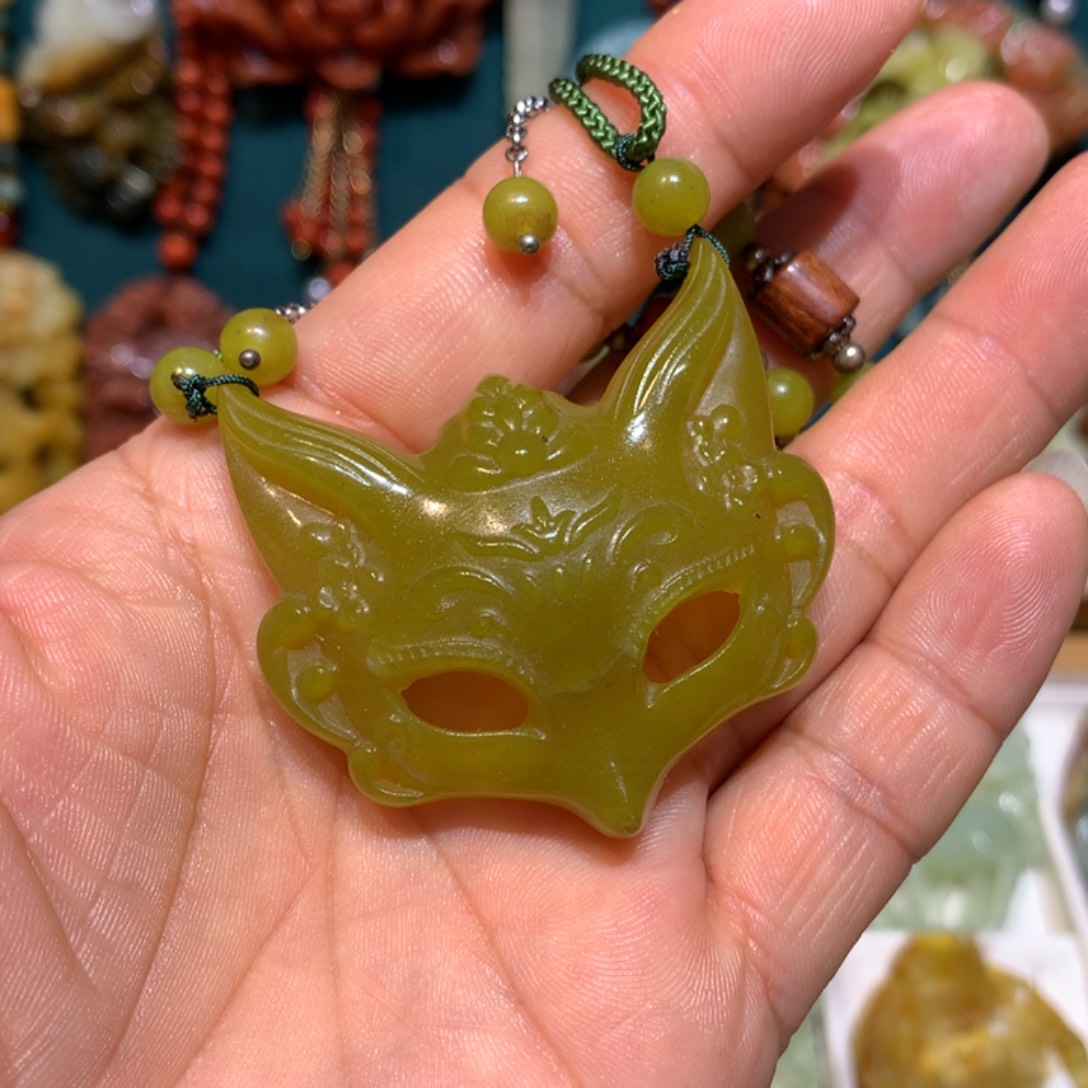 蛇纹石玉未镶嵌颈饰