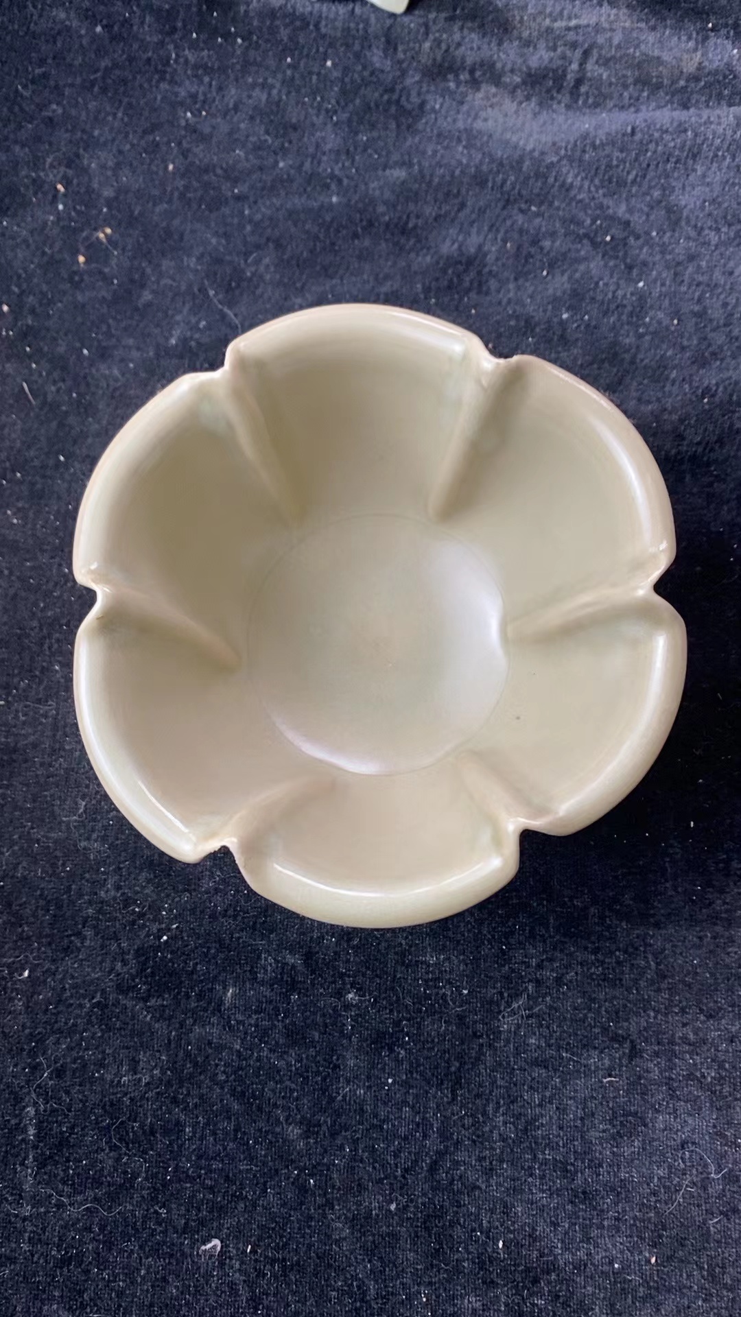 耀州窑青釉花口小碗