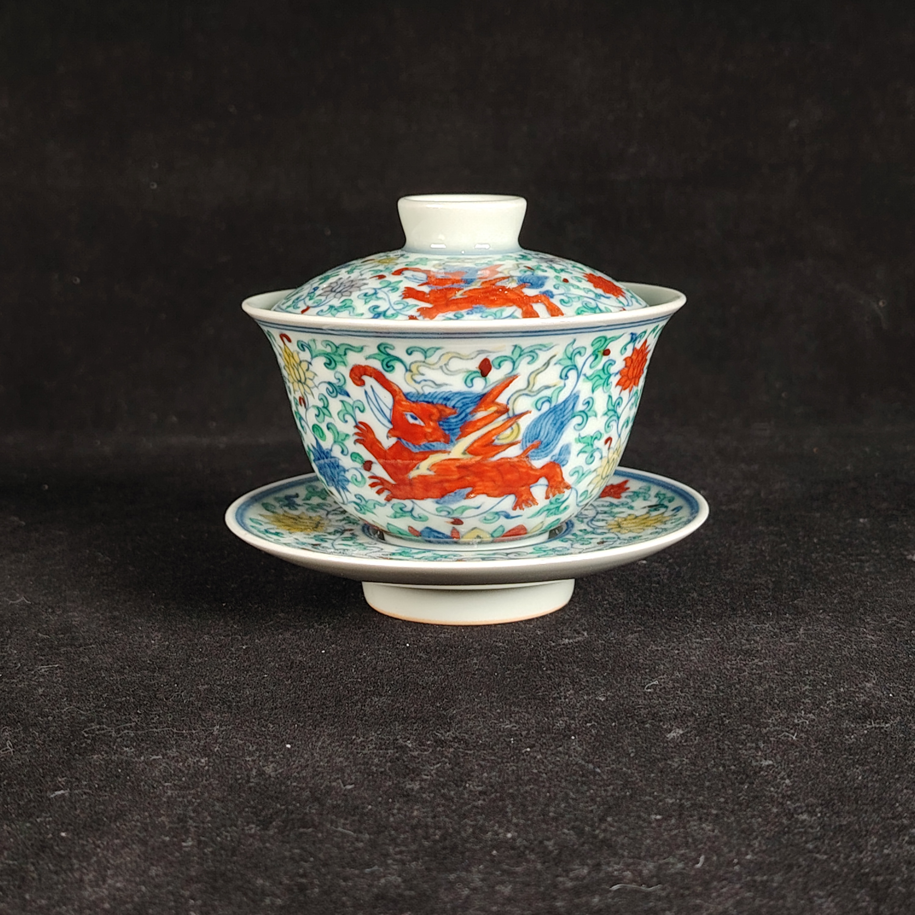 斗彩海兽穿花纹三才盖碗