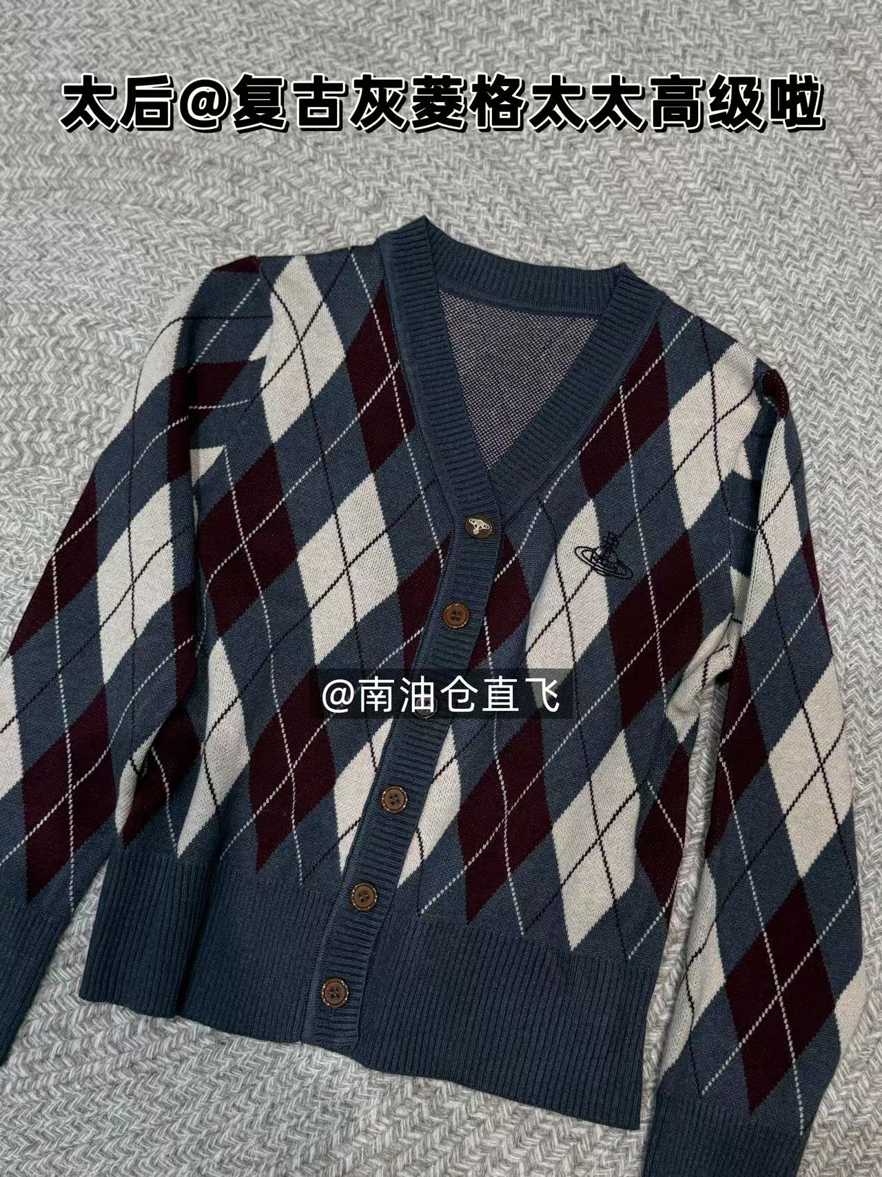 MeiQi 撤柜同源！捡漏~星球刺绣老钱风灰拼红菱格V领针织衫女A4005