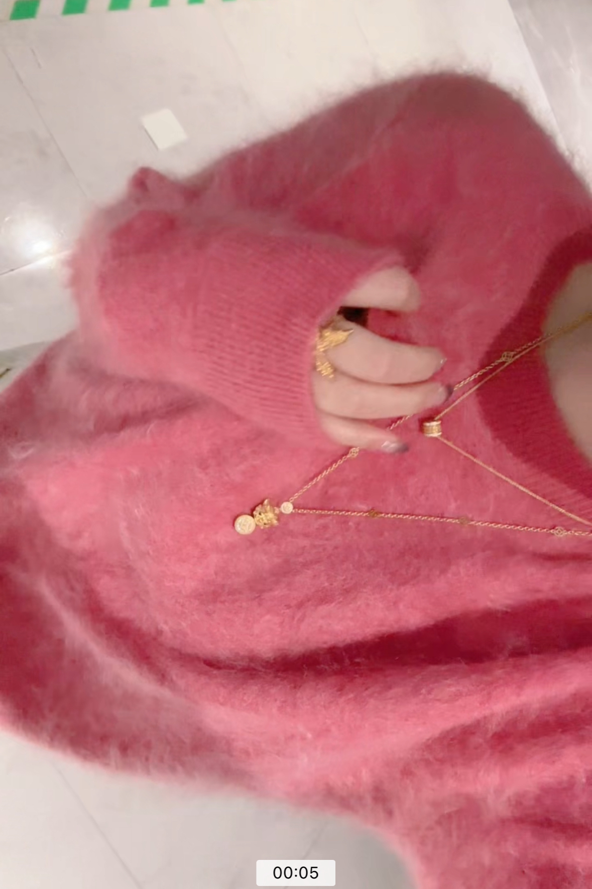 1856三炫家冬季新款高级感气质圆领纯色拉绒工艺上衣