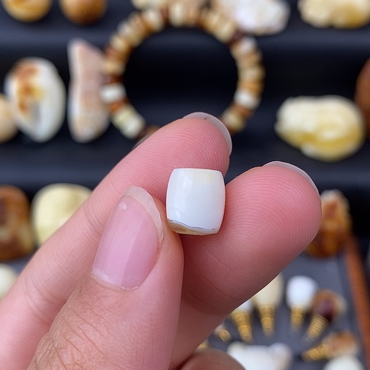 琥珀未镶嵌裸石8瓷白直切b114