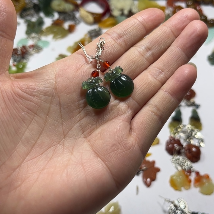 蛇纹石玉未镶嵌耳饰