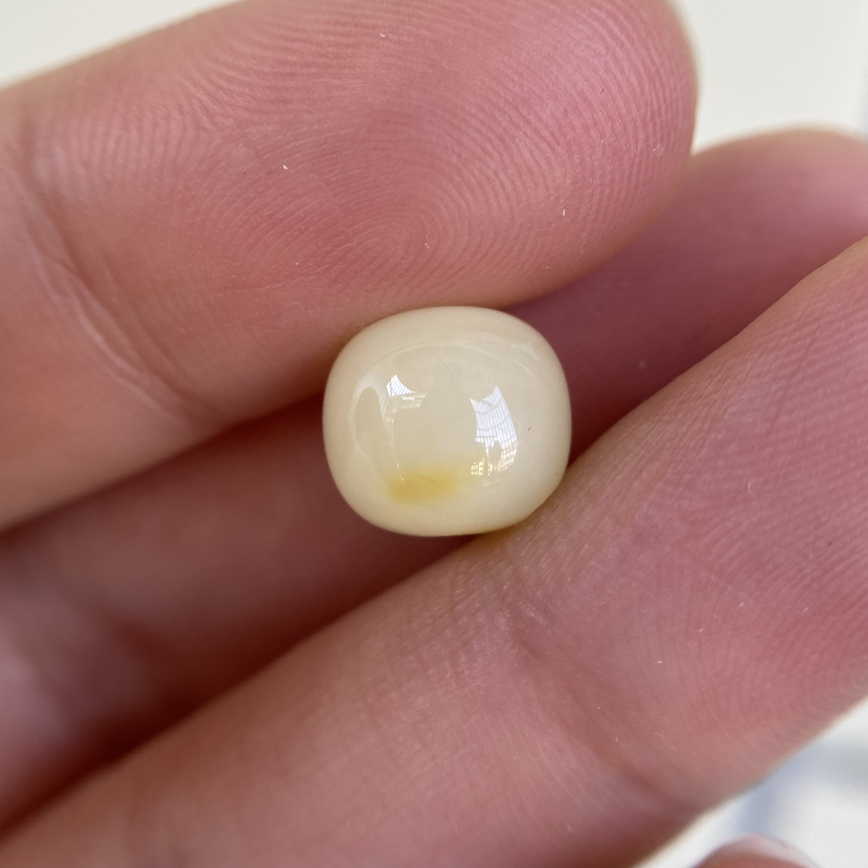 蜜蜡老型配饰10.0×9.0mm，带点微皮色，无优化保天然，清货不退，