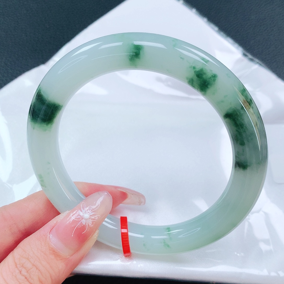 翡翠手镯未镶嵌56圈