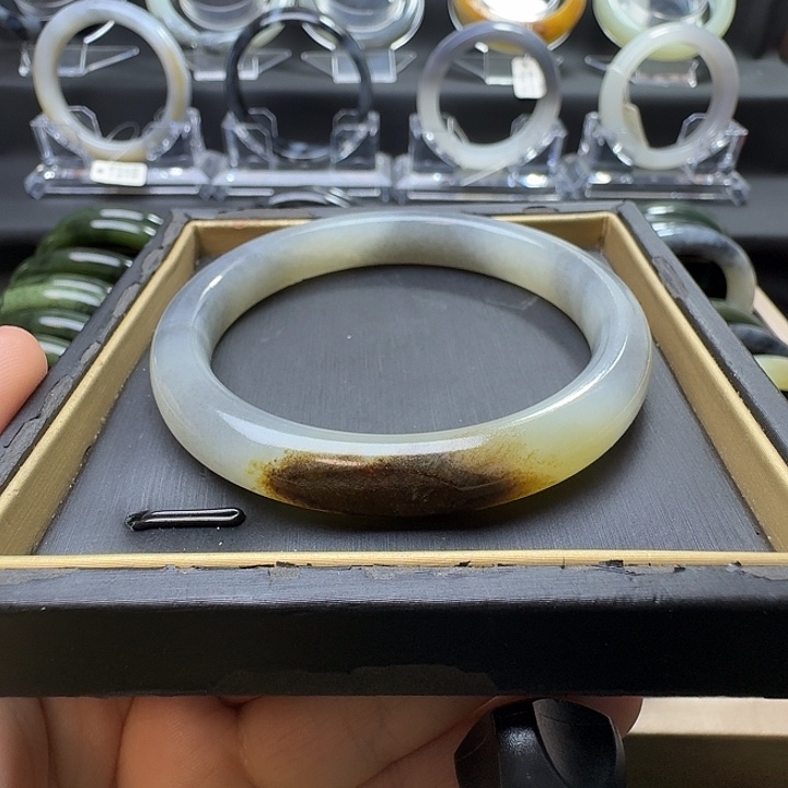 和田玉未镶嵌手镯