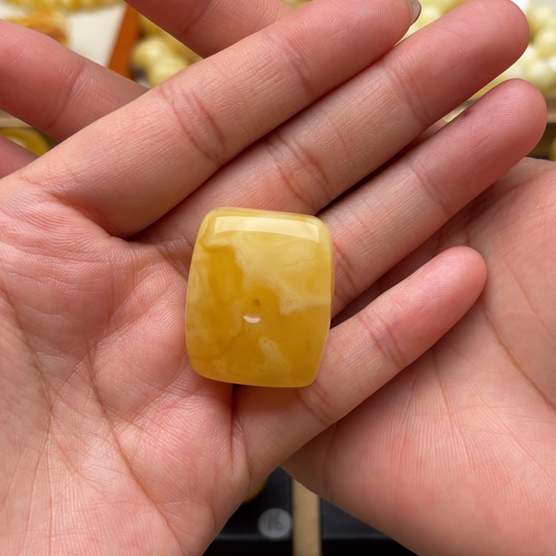 琥珀未镶嵌裸石蜜蜡吊坠笑