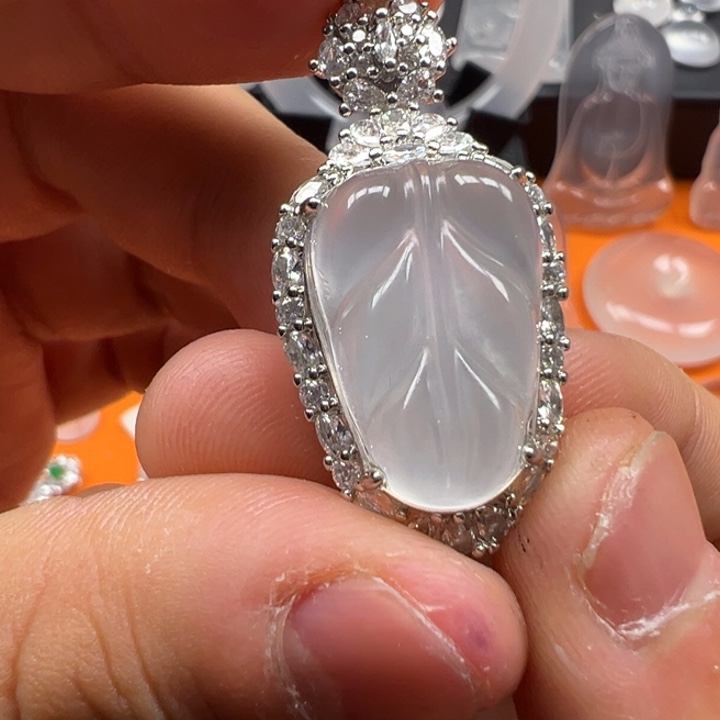 石英质玉合金颈饰叶子吊坠