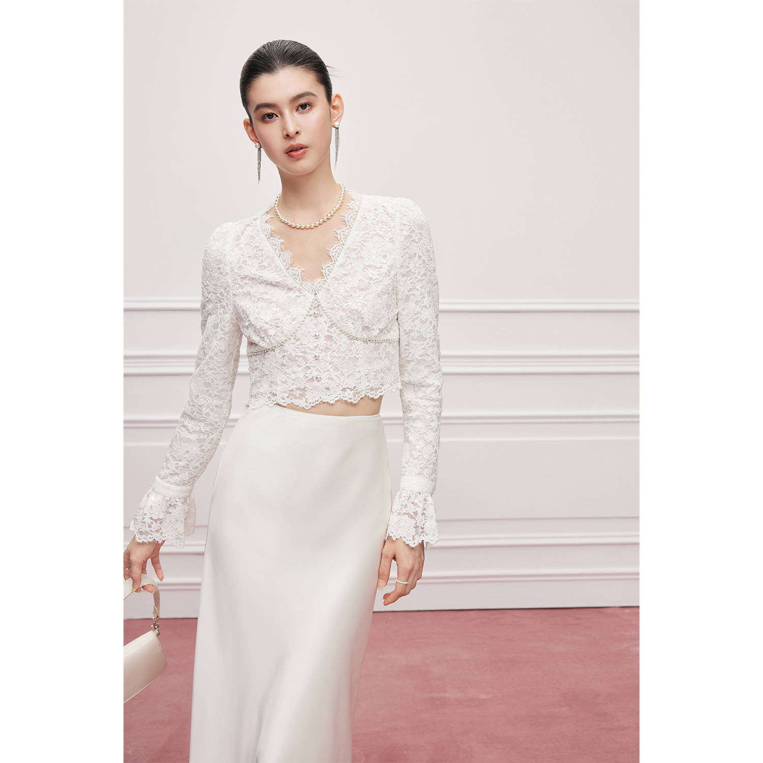 MandyZhang白色蕾丝V领小衫女春千金风轻奢镂空上衣