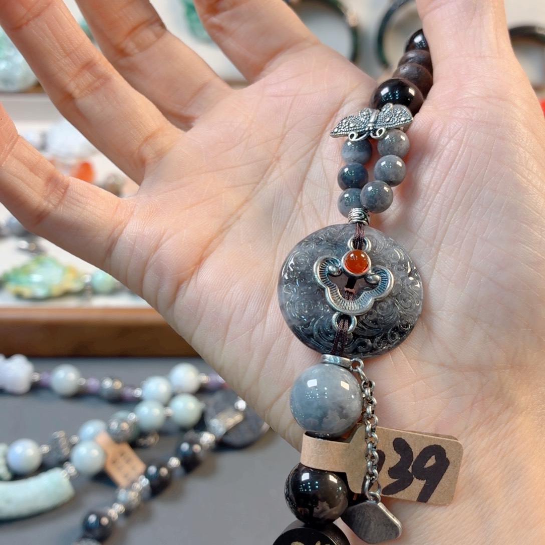 V***e翡翠未镶嵌颈饰手串