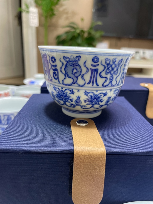 青花莲托八宝主人杯