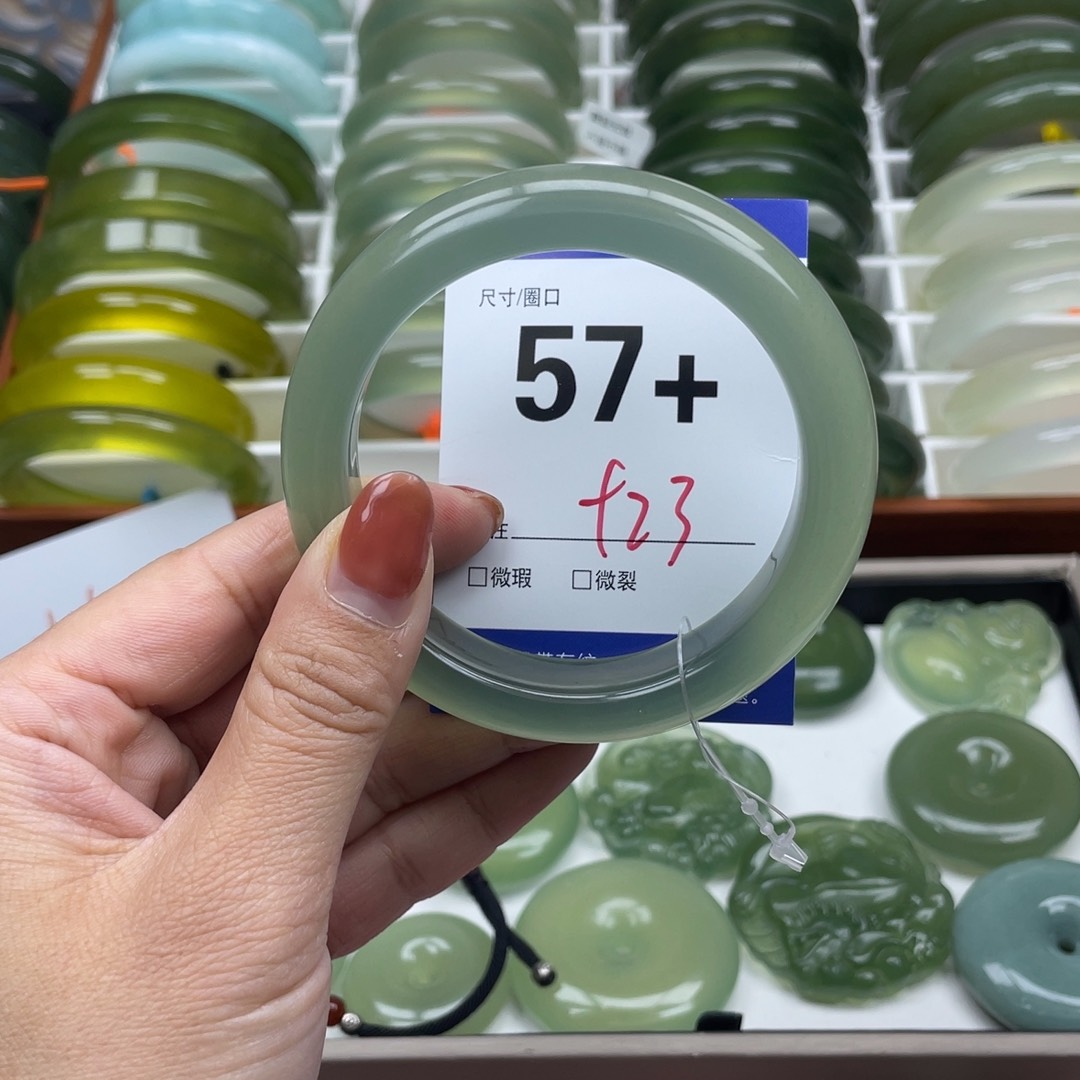 未镶嵌蛇纹石玉手镯战**囡