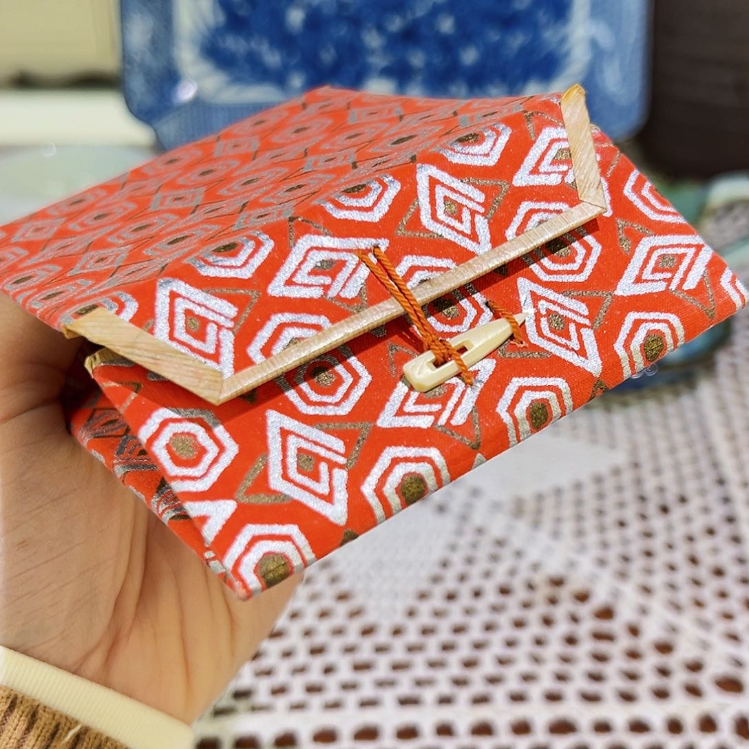 咖啡杯和咖啡杯两块巧克力一套奶茶