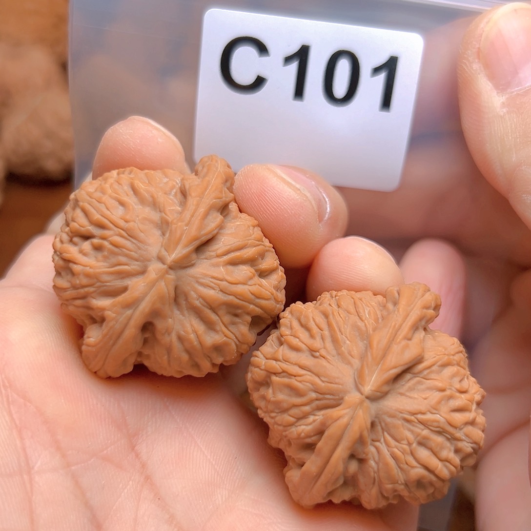 文玩核桃吊坠39白狮子