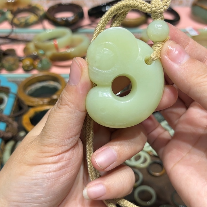 蓝***娃岫岩河磨玉（透闪石质玉）未镶嵌手镯