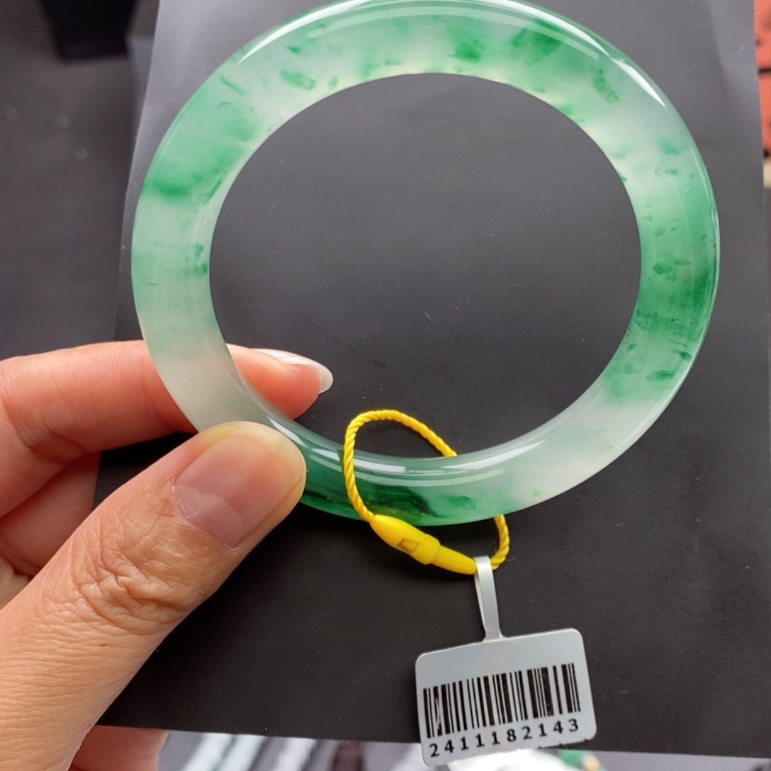 石英质玉手镯未镶嵌何*亮