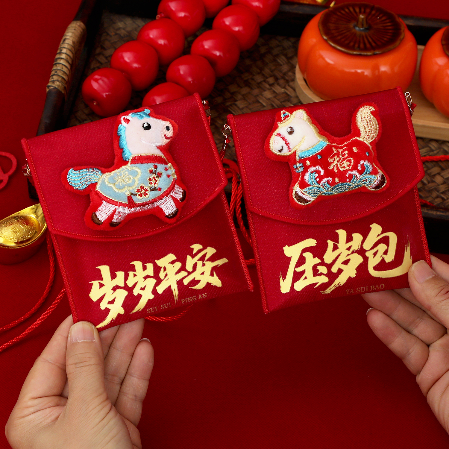 2026马年布艺红包袋新年立体卡通利是封过年小马压岁钱包带背绳
