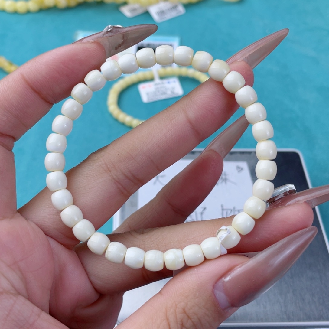 蜜蜡裸石未镶嵌蜜蜡82