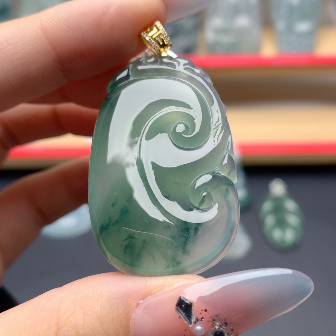 豪***翡翠18K金镶嵌颈饰如意