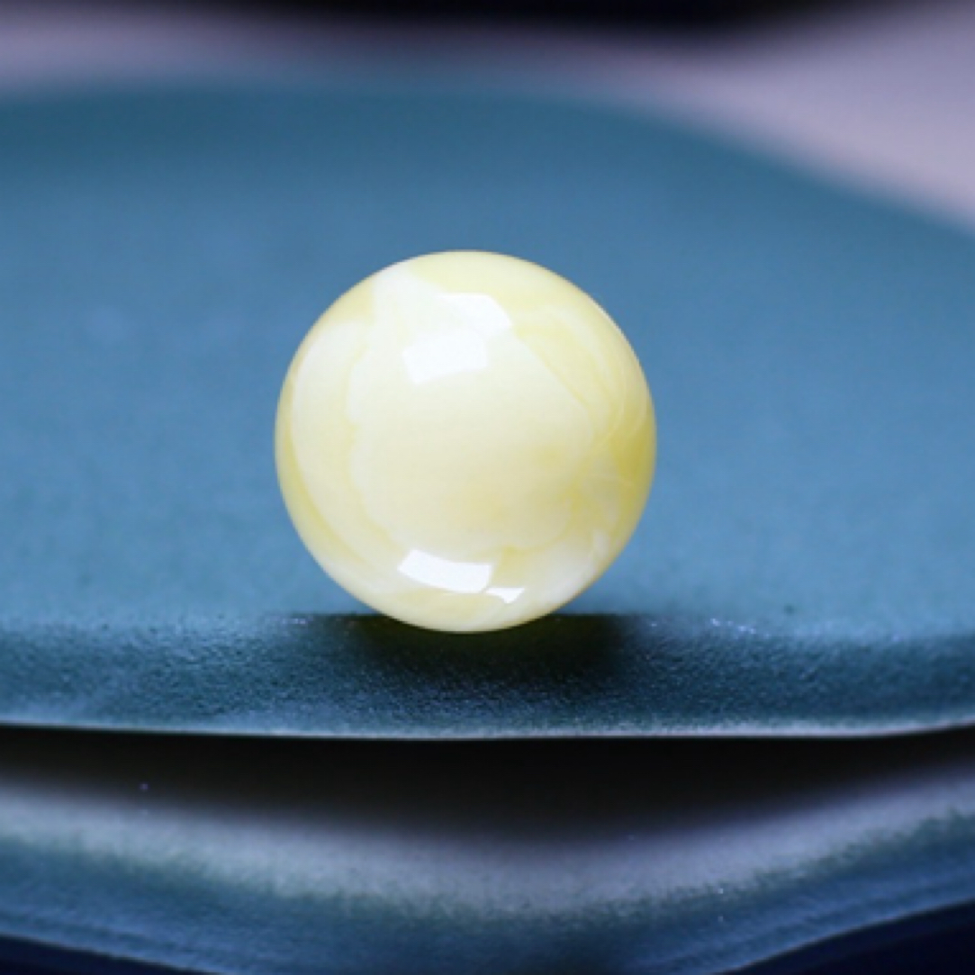 18.3mm俄料白花圆珠，蜡质款 非常完美，黄金尺寸