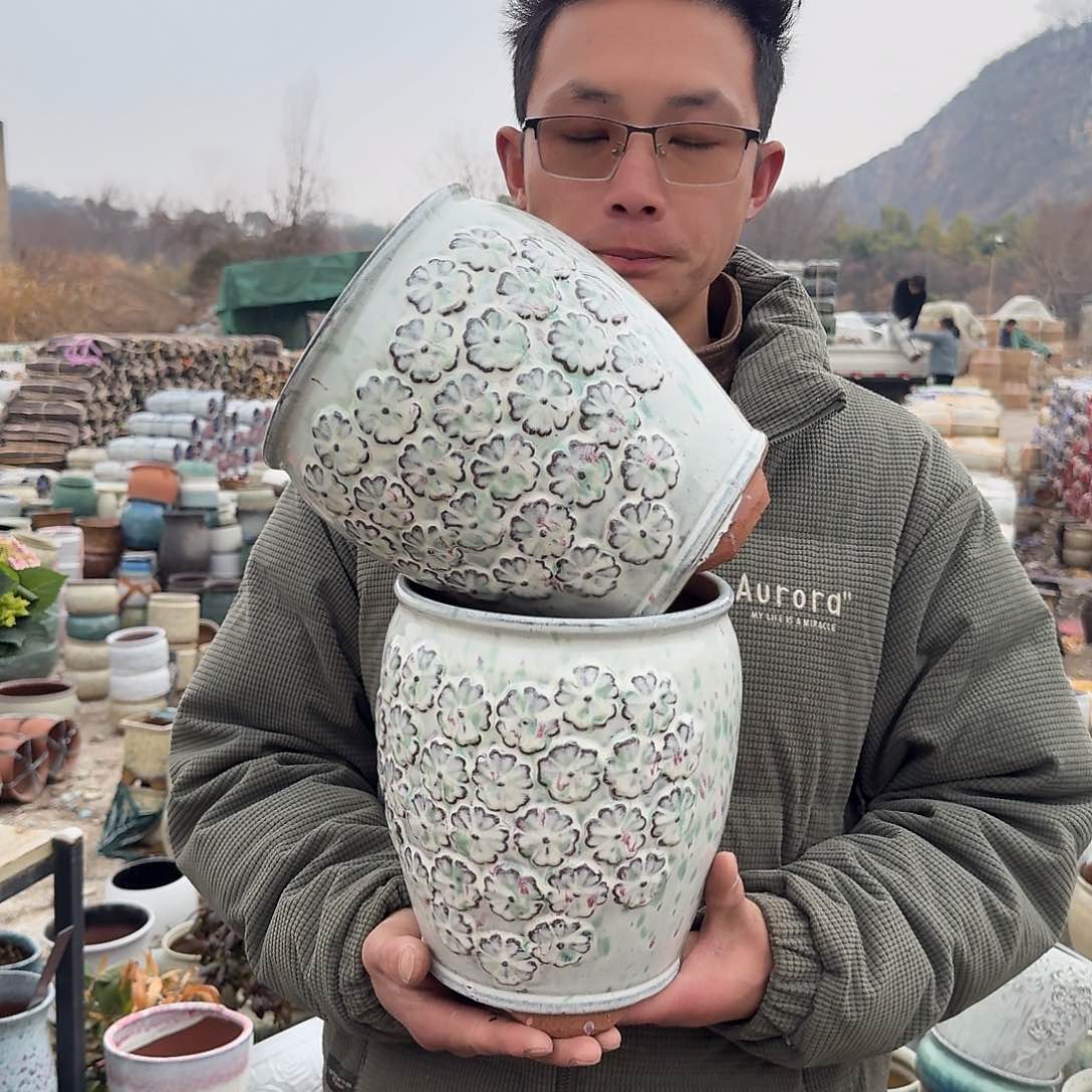 紫砂花盆口18高22（两个脚脚花花白彩色