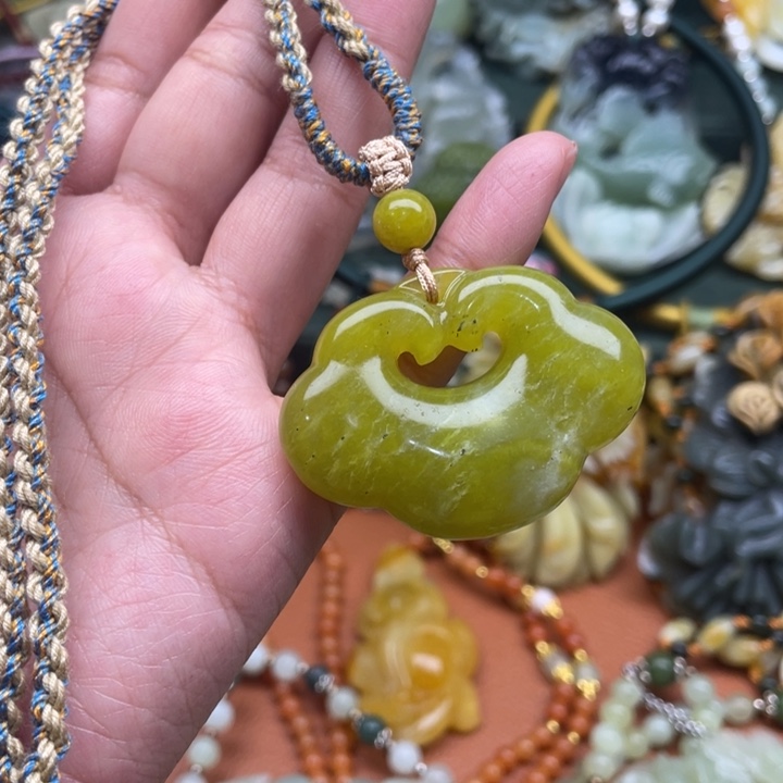 蛇纹石玉吊坠合金
