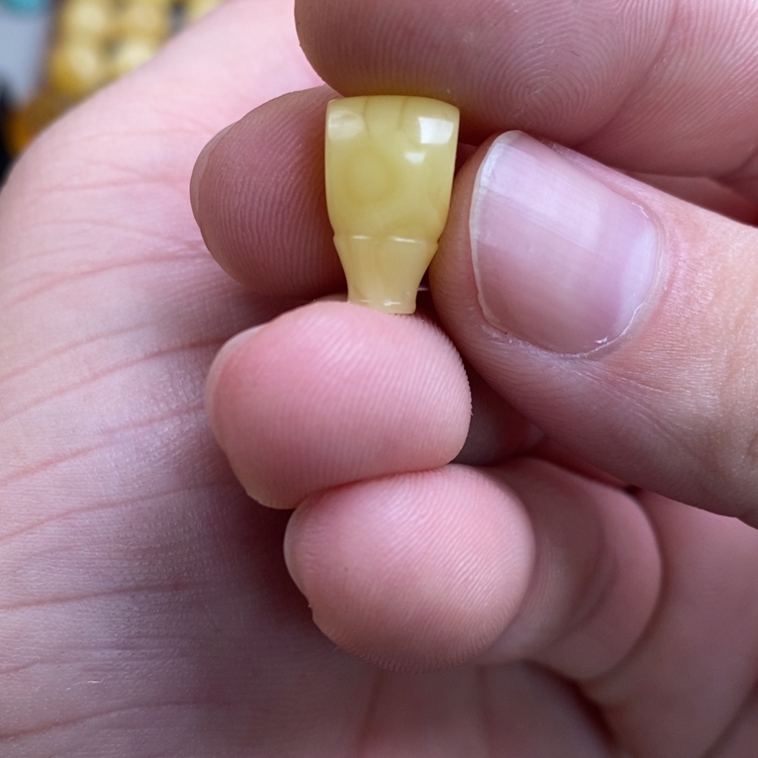 能***半蜜蜡未镶嵌裸石配饰