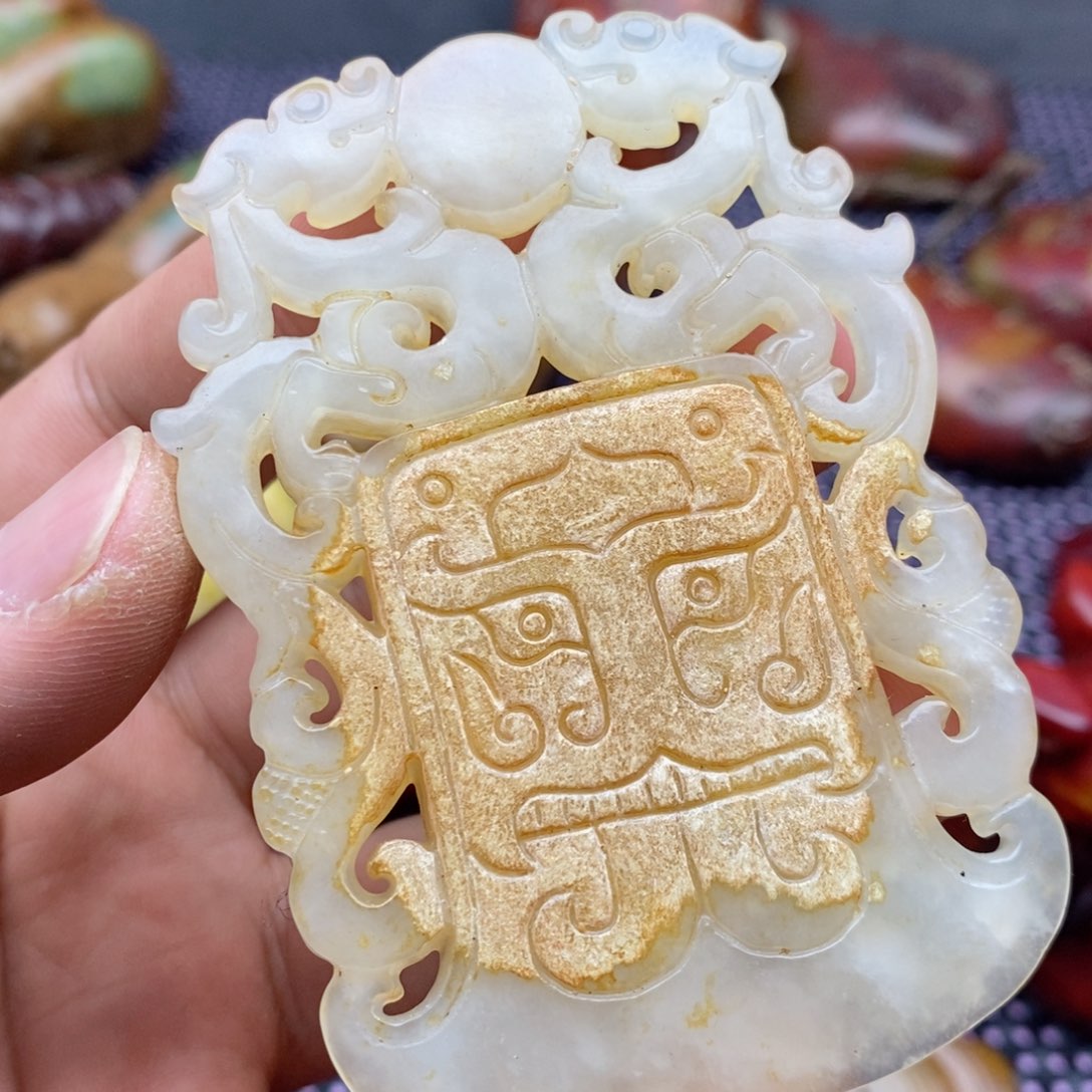 蛇纹石玉颈饰未镶嵌