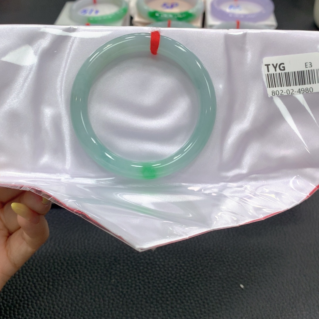 翡翠手镯未镶嵌翡翠