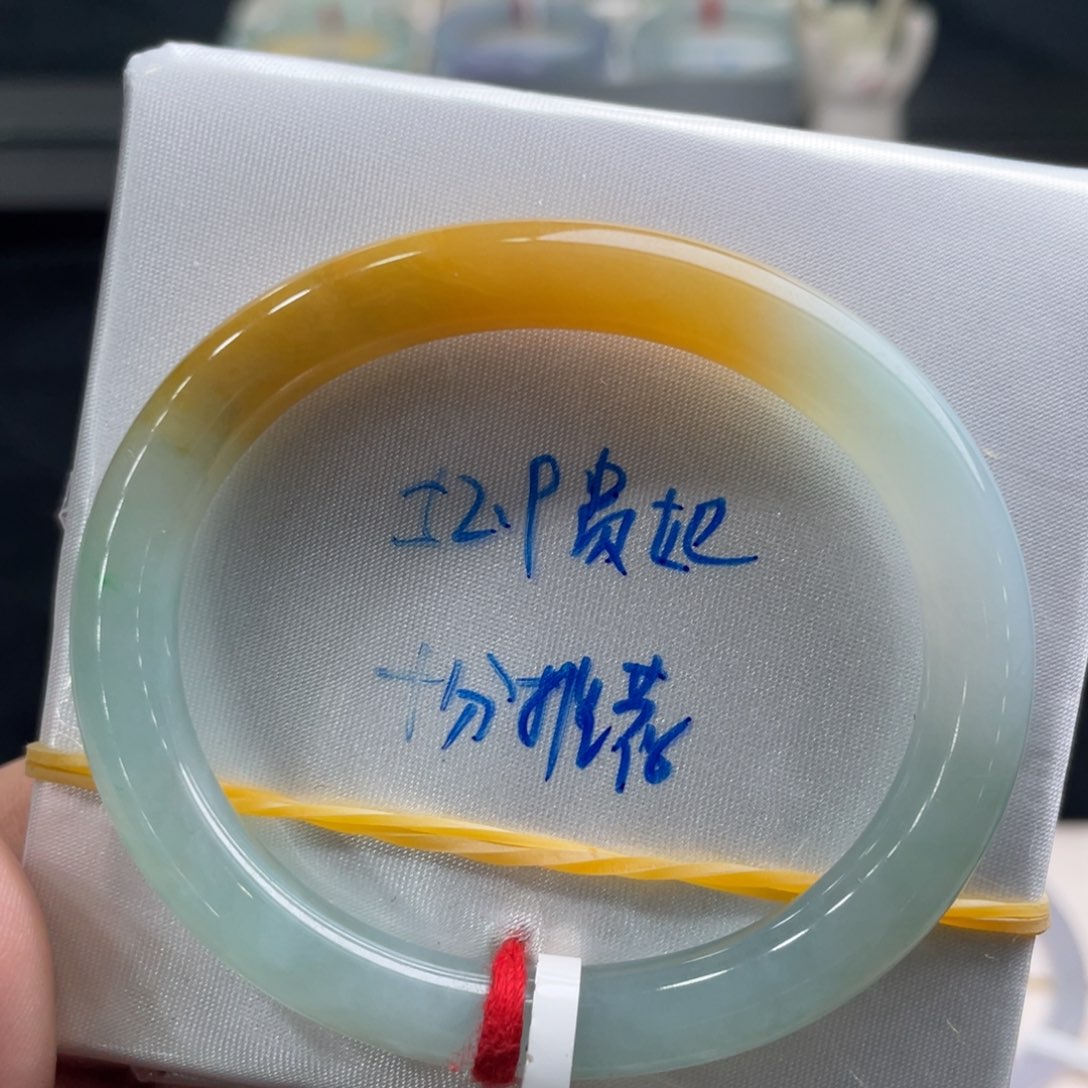 翡翠手镯未镶嵌翡翠手镯