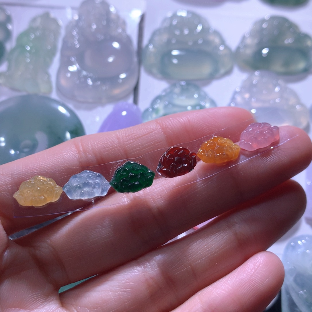 翡翠未镶嵌颈饰一手