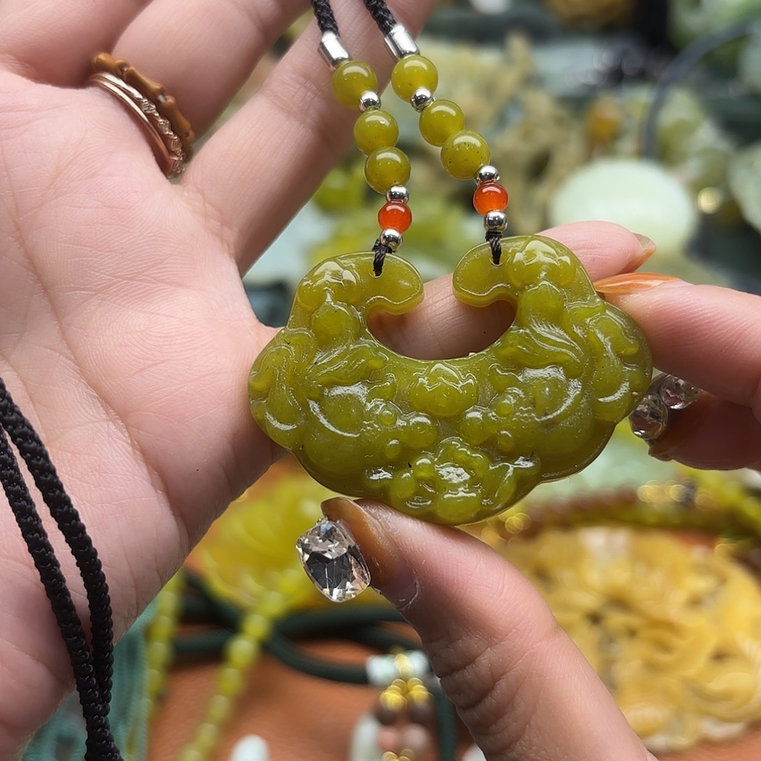 蛇纹石玉未镶嵌吊坠