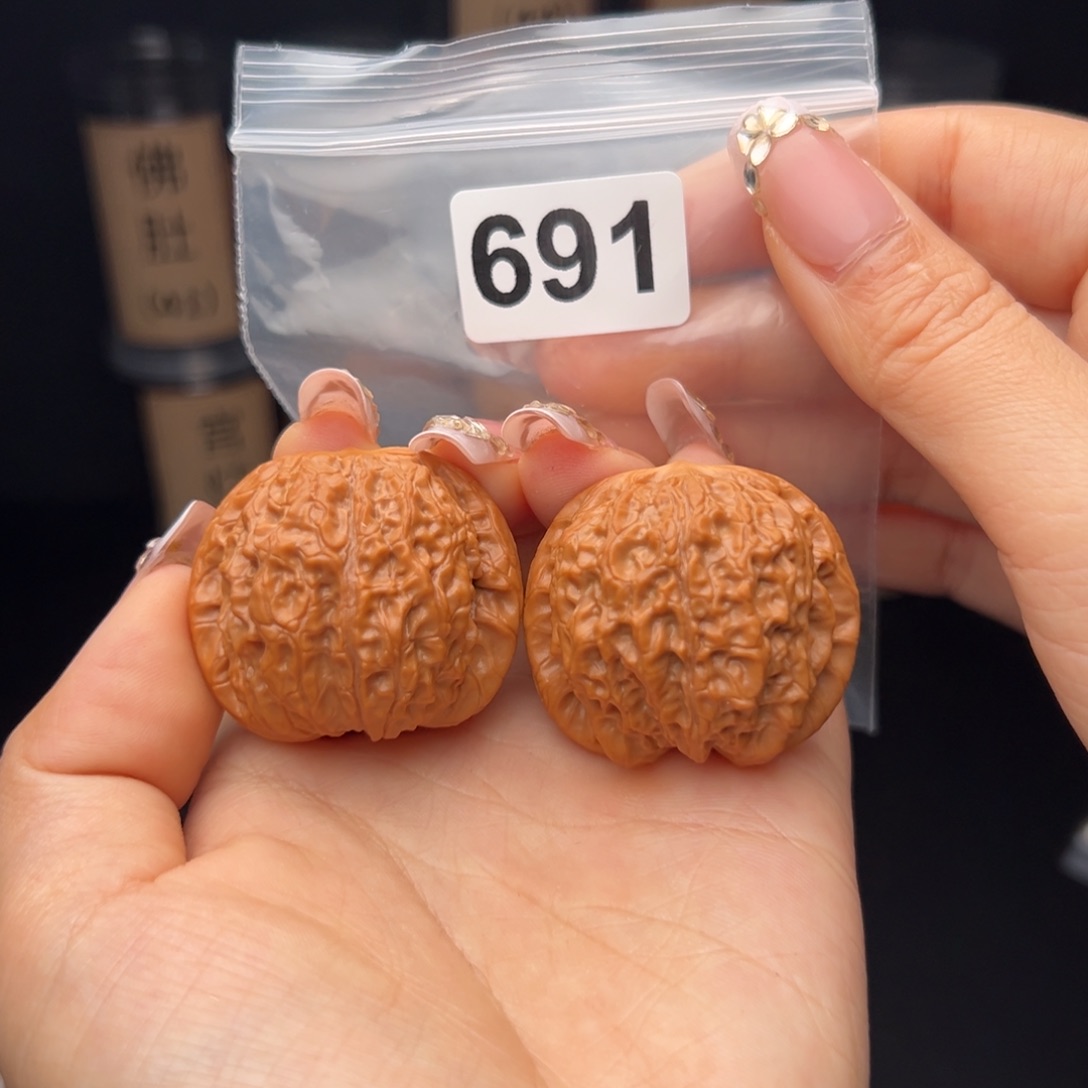 水***）文玩核桃吊坠血麒麟