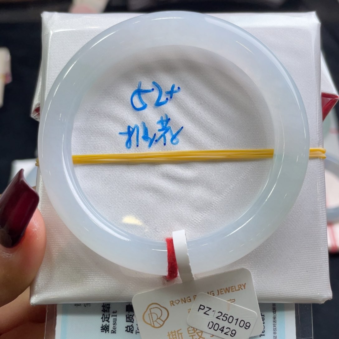 翡翠手镯未镶嵌翡翠手镯