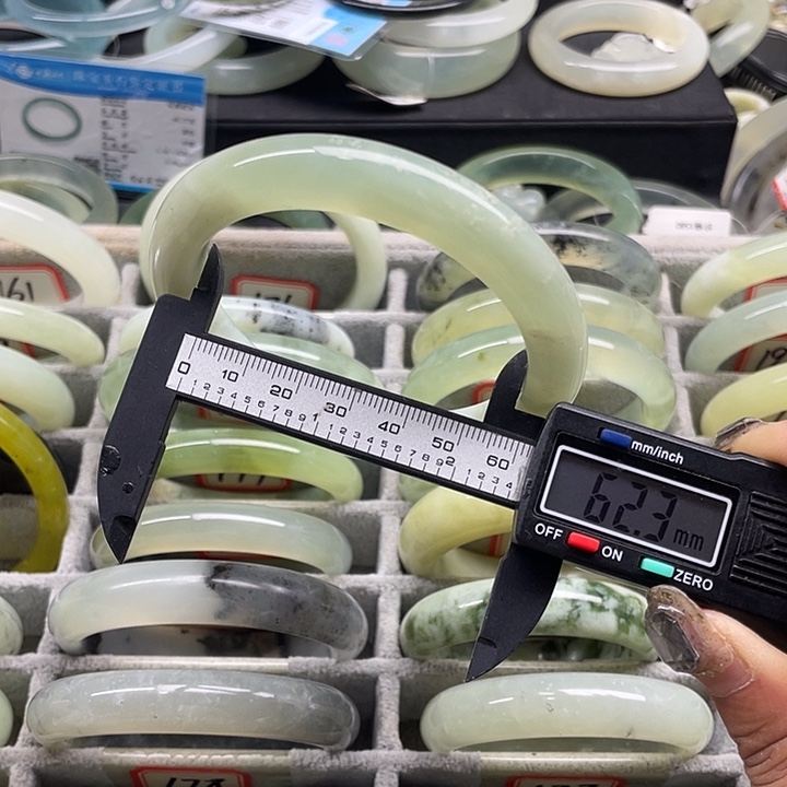 蛇纹石玉未镶嵌手镯195