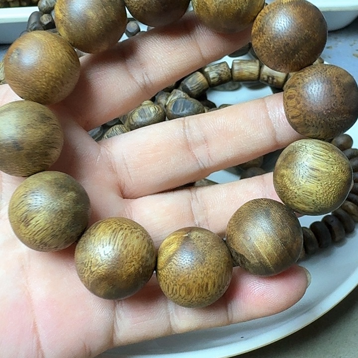 沉香手串以**待乌身手串24克