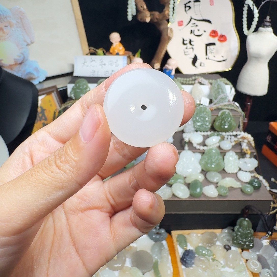 贺***贺和田玉未镶嵌颈饰