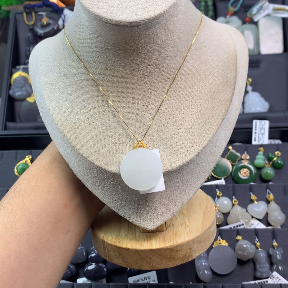 和田玉吊坠18K金镶嵌