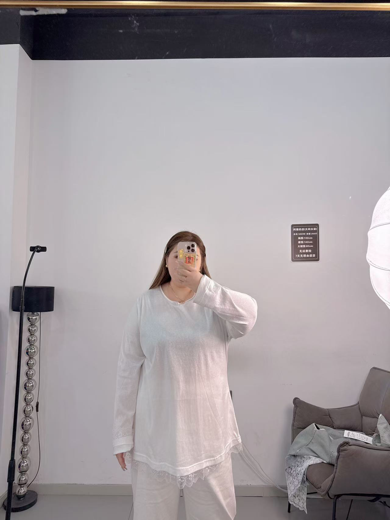 W阿薇-百搭蕾丝边V领打底 