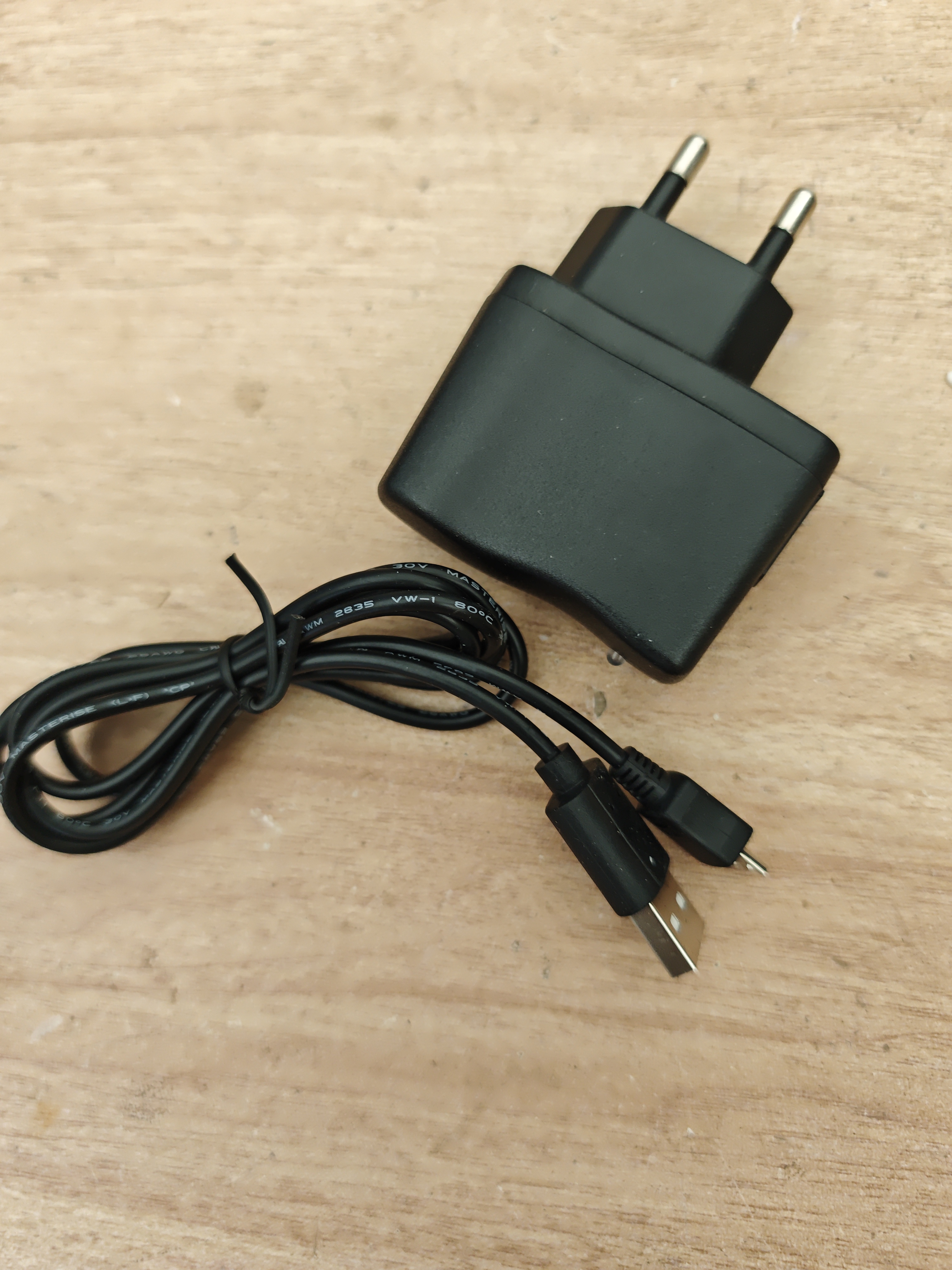 8新  音箱充电器一个的价格。