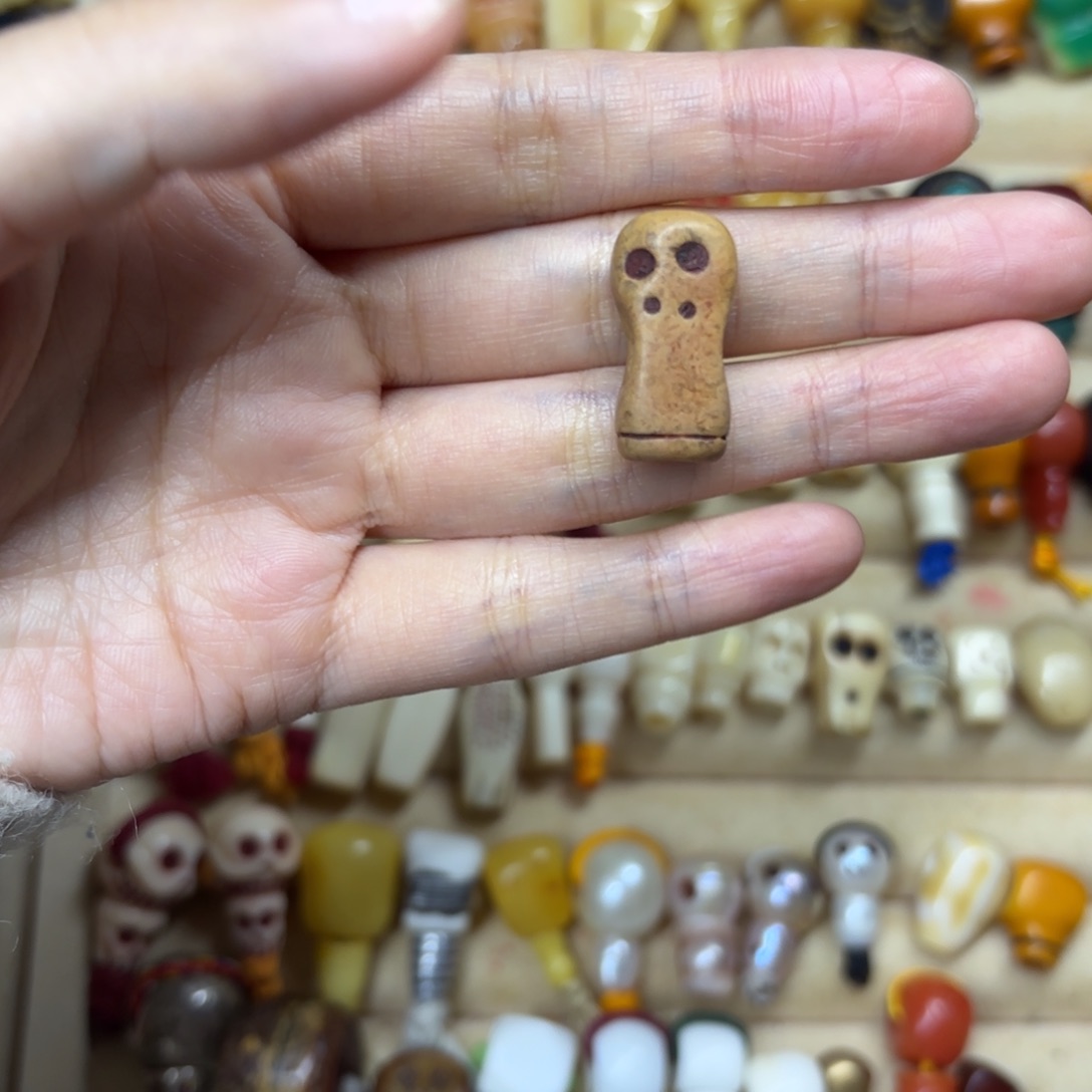 配饰和饰条上均为白石